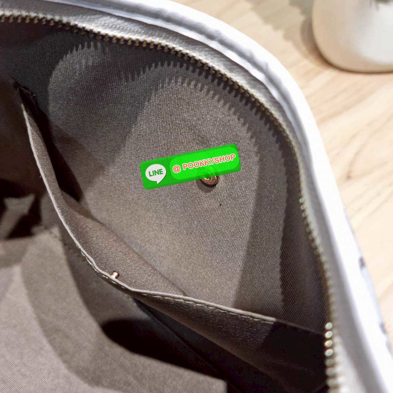 Coach CBS71 Laurel Signature shoulder bag มาใหม่เลย! กับกระเป๋าสะพายทรงยอดฮิต ในโทนสีน่ารักสุดจะคิวท์ มีให้ทั้งสายคล้องไหล่ และสายสะพายข้าง ใช้แมทช์ได้กับทุกลุคทุกสไตล์ ภายในเป็นช่องโล่ง มีซิปและช่องย่อย จุของได้เยอะกว่าที่เห็นมากๆ