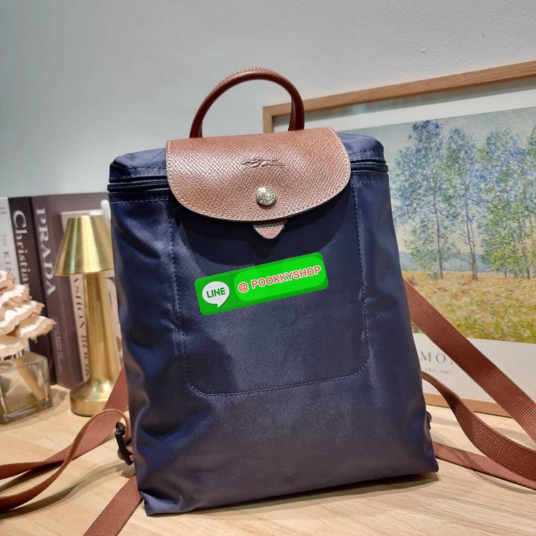 Longchamp le pliage original backpack 🔆 Details สวยคลาสสิคต้องไม่พลาด กับกระเป๋าสะพายทรงเป้ ขนาดกำลังดี น้ำหนักเบา ดีไซน์เรียบง่าย แต่ดูแพง ปากกระเป๋าออกแบบให้มีฝาปิดและซิปแน่นหนา สายสะพายสามารถปรับใช้ตามชอบ ภายในโล่งกว้าง จุของได้สบายๆ พกพาไปไหนก