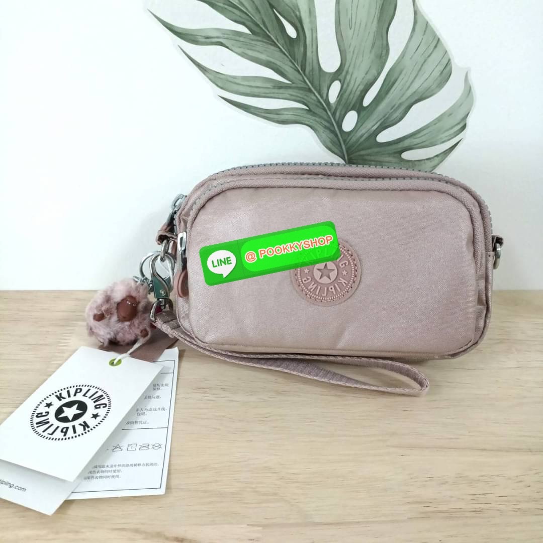 KIPLING Monkey program Seoul up clutch & sling bag รุ่น 2 ซิป (ขนาด 7 นิ้ว) กระเป๋าคล้องมือ หรือ สะพายข้าง ขนาดเล็ก วัสดุ Nylon & Polyester 100% ใช้งานได้ 2 รูปแบบ มีสายสลับเปลี่ยนได้ทั้งแบบคล้องมือ และ สะพายข้าง ตามโอกาสการใช้งาน
