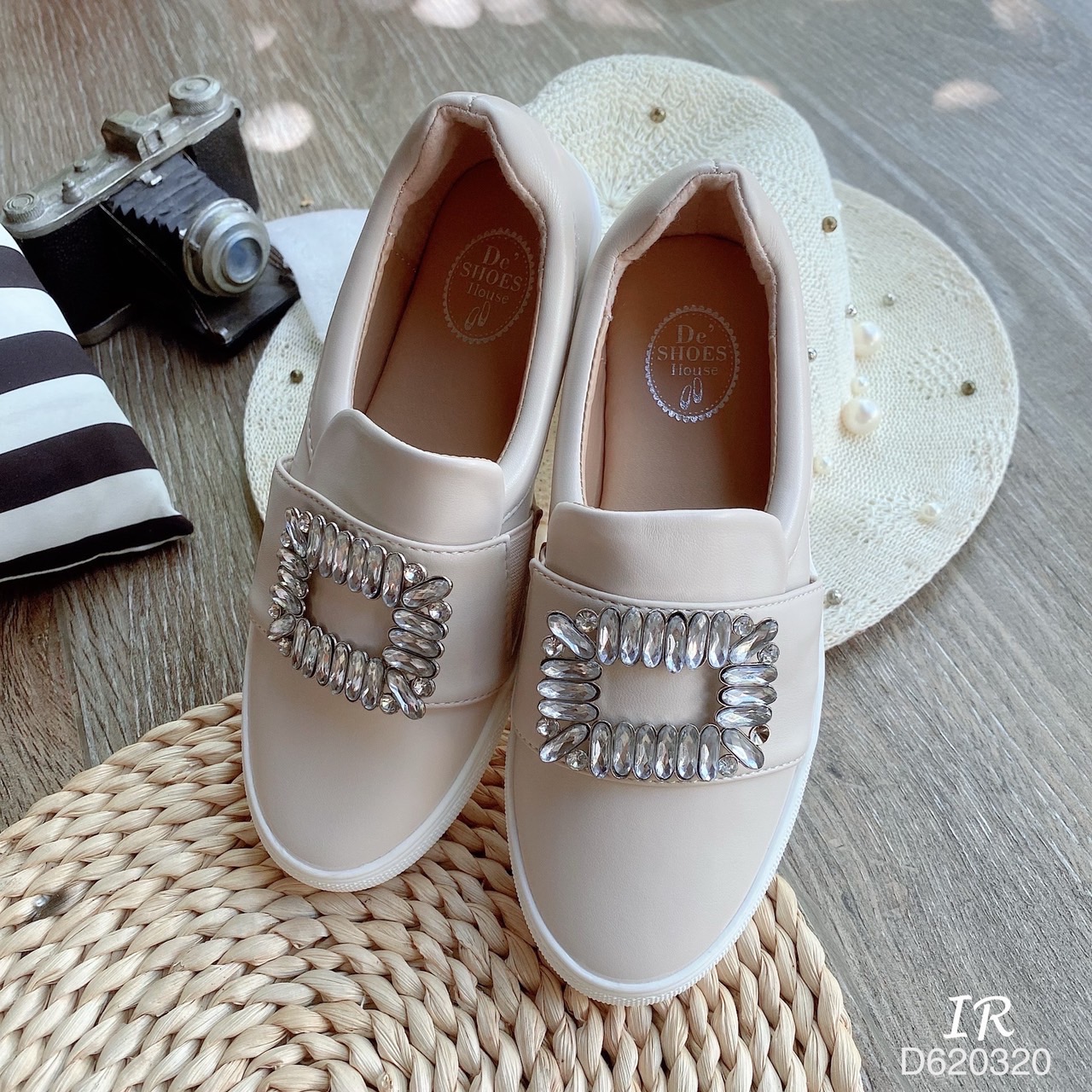 รีพีทแบบขายดี!!! พร้อมส่ง Roger Vivier ชนช็อป วัสดุหนังนิ่มแต่งอะไหล่เพชรสี่เหลี่ยมด้านหน้า ดาราเซเลบใส่กันเยอะมากๆคะรุ่นนี้ ใส่แล้วทำให้ลุคของคุณดูเด่นมากๆ ดังนั้นสาวๆไม่ควรพลาดรุ่นนี้เลยนะค้า