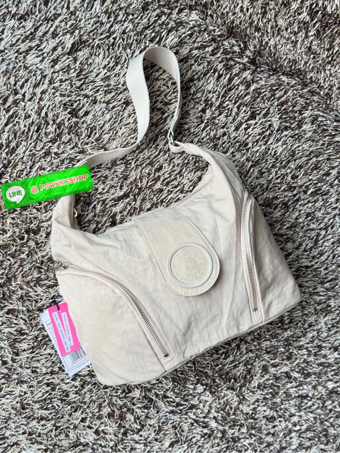 Kipling Syro Shoulder bag กระเป๋าในสไตล์มินิมอล แต่สามารถใส่สิ่งของได้ครบครัน มีทั้งช่องซิปภายในและนอก น้ำหนักเบา มีสายสะพายครอสบอดี้ได้