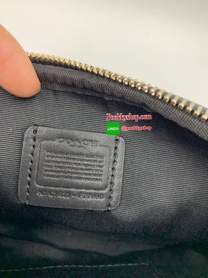 กระเป๋าสะพาย COACH เปิด - ปิดกระเป๋าด้วยซิป มีช่องใส่ของ 2 ช่องใหญ่ ด้านในมีช่องใส่ของ 1 ช่อง