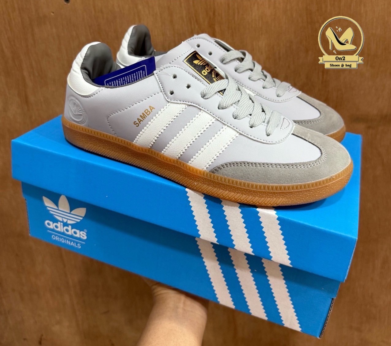 Adidas Samba รองเท้ารุ่นตำนาน จากใส่เตะบอล แต่กลับกลายมาเป็นไอเทมแฟชั่นระดับโลกSamba มาในทรงวินเทจสุดคลาสสิก พื้นยางทรงหมากฝรั่งกับแถบ 3 เส้นเอกลักษณ์ของแบรนด์ ให้ลุคเท่แบบสตรีทสไตล์ ใส่สบาย ใส่ได้ทุกวัน ไม่ว่าจะจับคู่กับกางเกงยีนส์ เสื้อยืด หรือชุดเดรสก็
