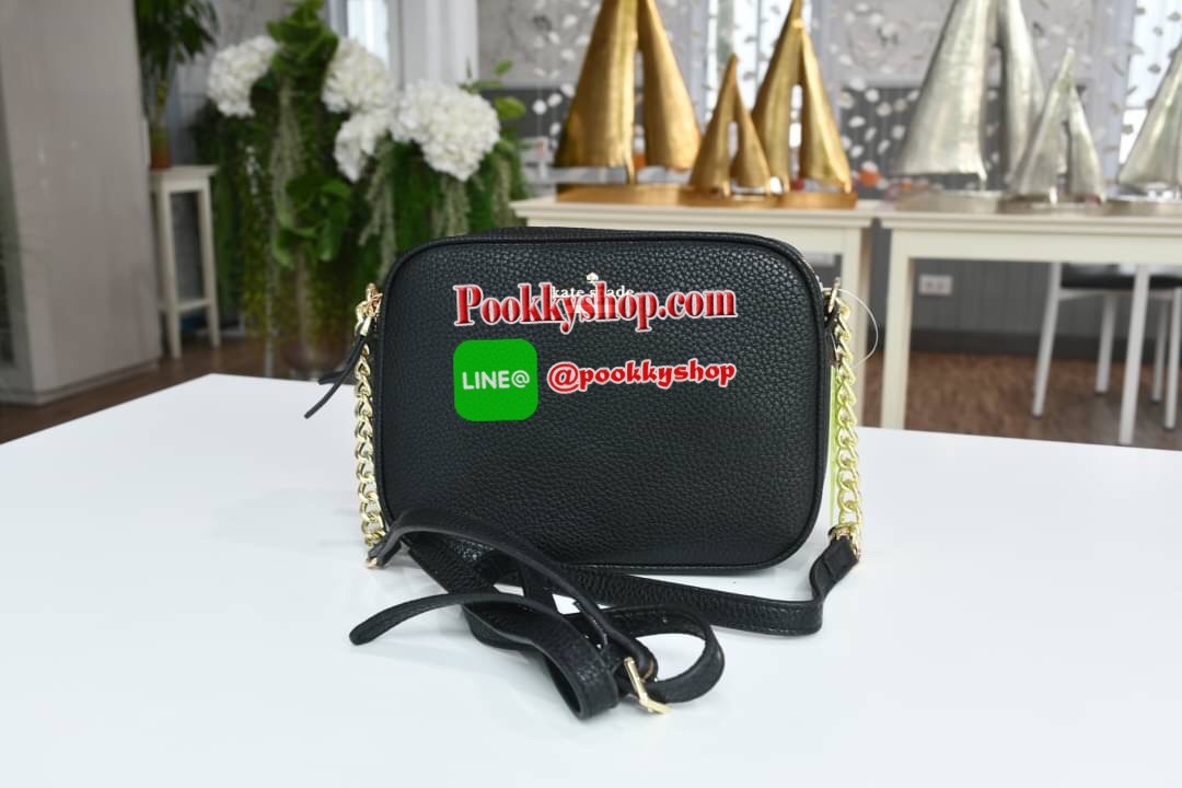 Kate spade New York mini shoulder bag กระเป๋าถือหรือสะพายหนังนิ่ม สวยอยู่ทรง ด้านหน้าประดับโลโก้แบรนด์ อะไหล่ทองหรูหรา น้ำหนักเบา ภายนอก มี2ช่องซิป แยกเป็นสัดส่วน ภายในมีช่องซิป 1 ช่อง และช่องใส่ของจุกจิก 1ช่อง จุของได้เยอะ สายสะพายปรับระดับได้ สะพายข้างห