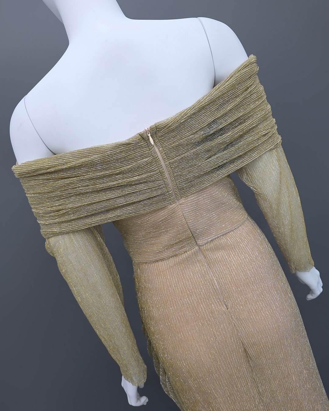 แม็กซี่เดรสเสื้อแขนยาวเปิดไหล่ กระโปรงยาว