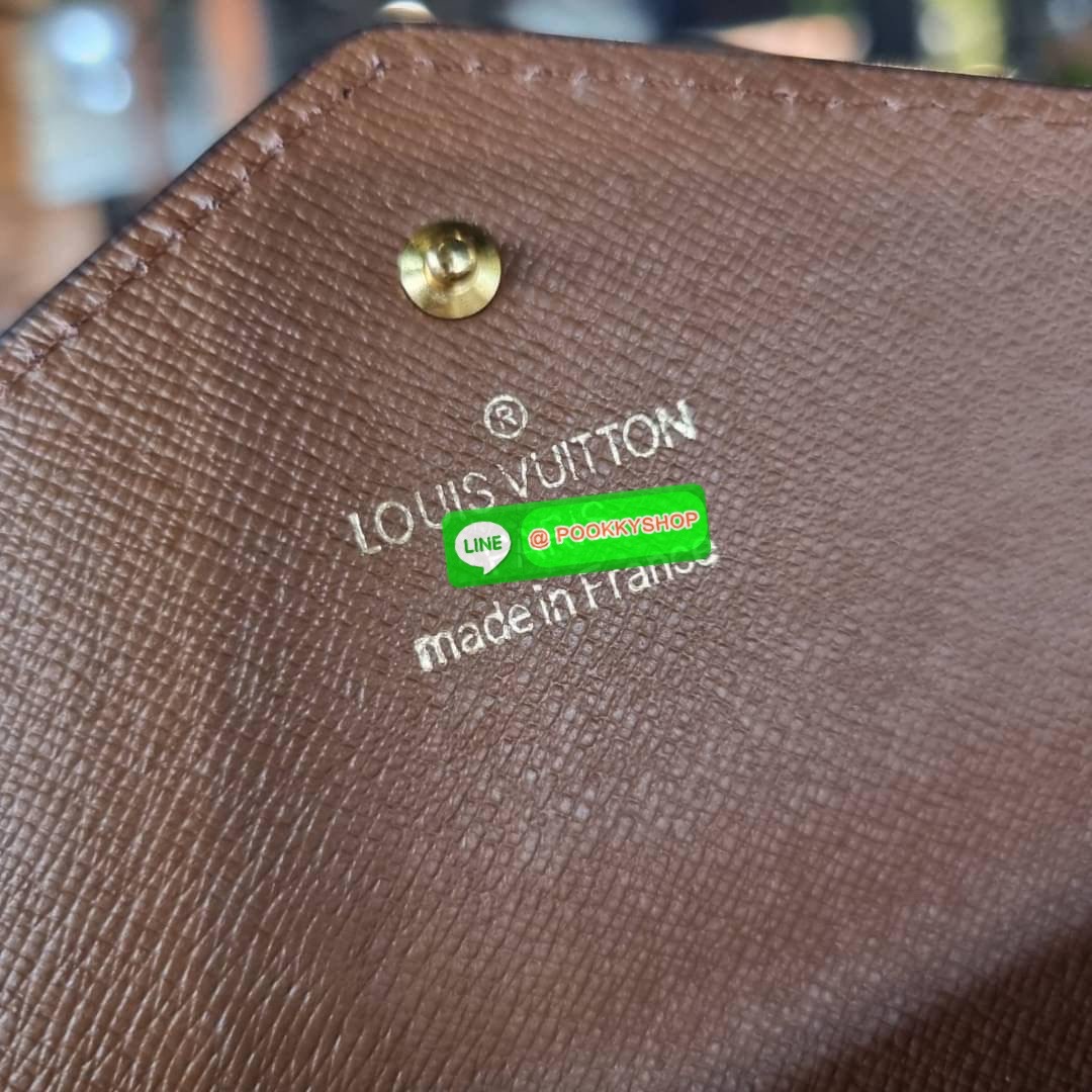 Hot item!! LV long flap wallet with gwp กระเป๋าสตางค์พรีเมี่ยมกิ๊ฟ เป็นไอเท็มสุดฮิต แบบฝาพับ ใช้งานสะดวกขึ้นกว่าเดิม รุ่น unisex ที่จะหนุ่มๆสาวๆ ก็ใช้ได้หมด!! ใบยาวขนาดกำลังเหมาะมือ ถือแล้วขับผิวทุกสี วัสดุหนังแคนวาส ทนทาน เปิด-ปิดด้วยกระดุม ภายในมีช่องใส