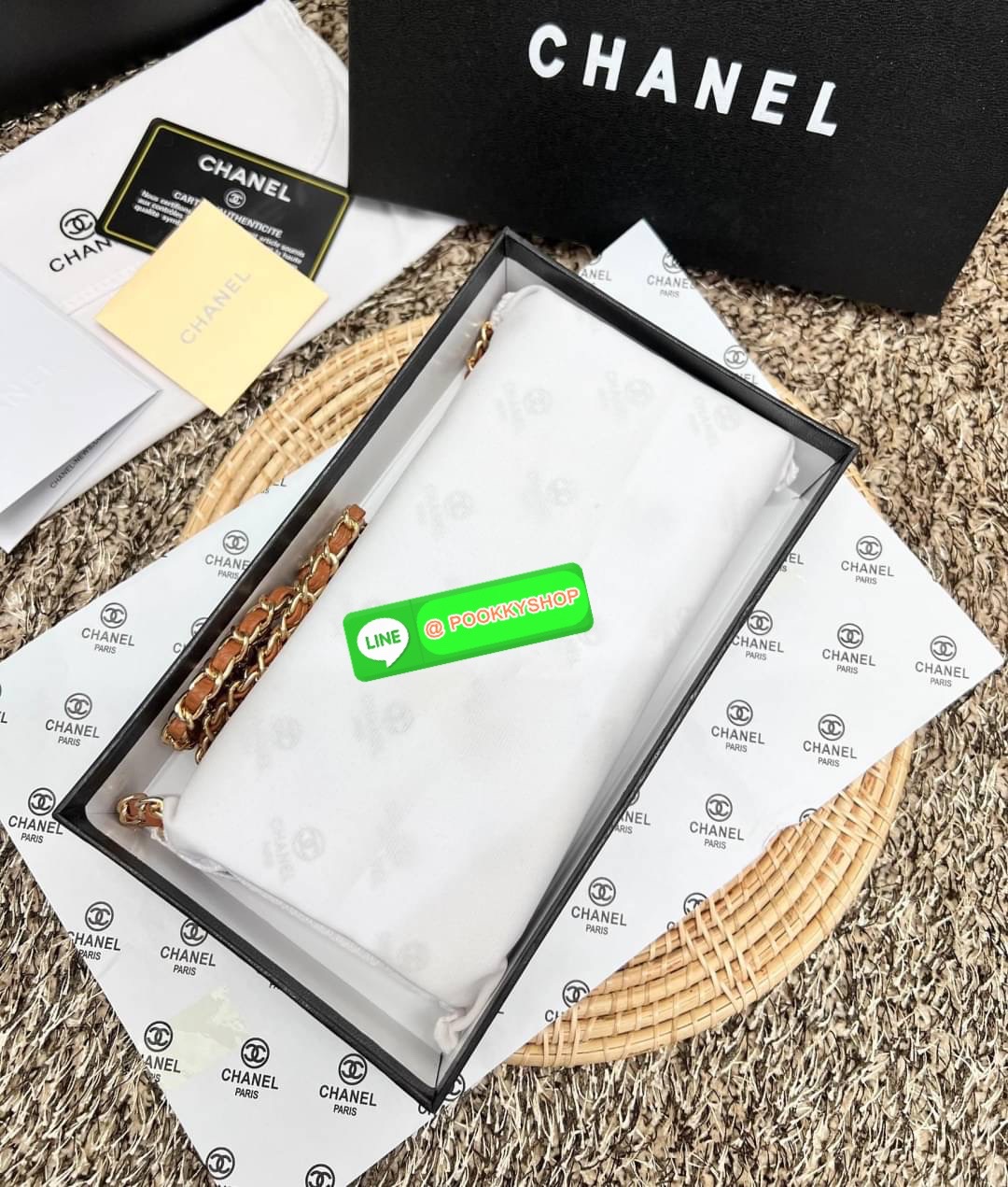 New in! สวยกริปมากๆค่ะ สาวๆที่มีบัตรเยอะๆหรือชอบพกเงินสดเยอะๆ แนะนำรุ่นนี้เลยค่ะ ไม่ผิดหวังแน่นอน CHANEL CHAIN WALLET//CLUTCH BAG ((vip gift ตปท)) พร้อมส่ง บอกเลยน้องสวย ไร้ที่ติเลยค่า! กับกระเป๋าสะพายแบบครอสบอดี้ร์หรือถือแบบคลัทเป็นกระเป๋าเงินเก๋ๆได้เลยค