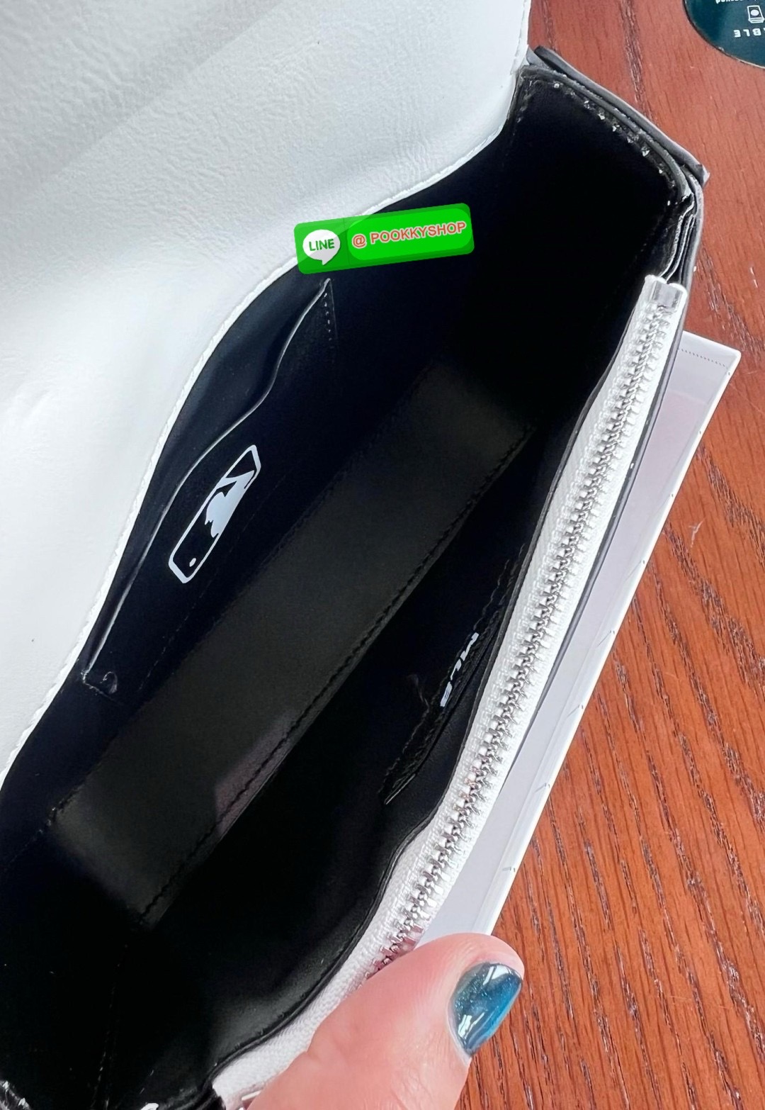 NEW IN! ใบจริงน้องสวยมากๆ คุ้มแก่การมีติดตัว! MLB MONOGRAM EMBO CROSS BAG 💌พร้อมส่ง! ใครมีแล้วหรือจะมีเพิ่มหรือซื้อเป็นของขวัญให้เพื่อนๆรุ่นนี้ไม่ทำให้ผิดหวังค่ะ หนังแท้อย่างดี ปั้มลายแบรนด์ทั้งใบ