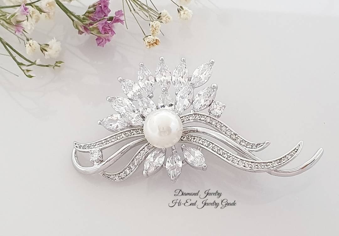 New Arrival !!! Diamond Brooch เข็มกลัดงานเพชร CZ แท้ ประดับมุก งานสวยดูดี เพชรขาวใส ไม่ขุ่นแม้แต่เม็ดเดียว ซื้อไปไม่ผิดหวังแน่นอนค่ะ กลัดเพิ่มมูลค่าชุดเก่งได้เยอะเลยจ้า
