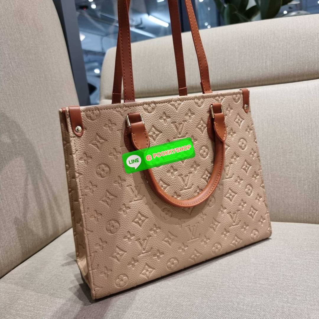New arrival!! LV crossbody tote bag ดีไซน์สวยคม สมราคา ดูแพงไปอีก ด้วยดีเทลลายของหนัง crossgrain กระเป๋าทรงโท้ทจากเคาน์เตอร์ dutyfree คลาสสิค ผู้ดียืนหนึ่ง โทนสีใช้งานง่าย แมทช์ได้ทุกลุค มาพร้อมหูจับในตัว แบบหูหิ้ว และหูยาวสำหรับสะพายไหล่ เก๋มาก ชิคมาก ภา
