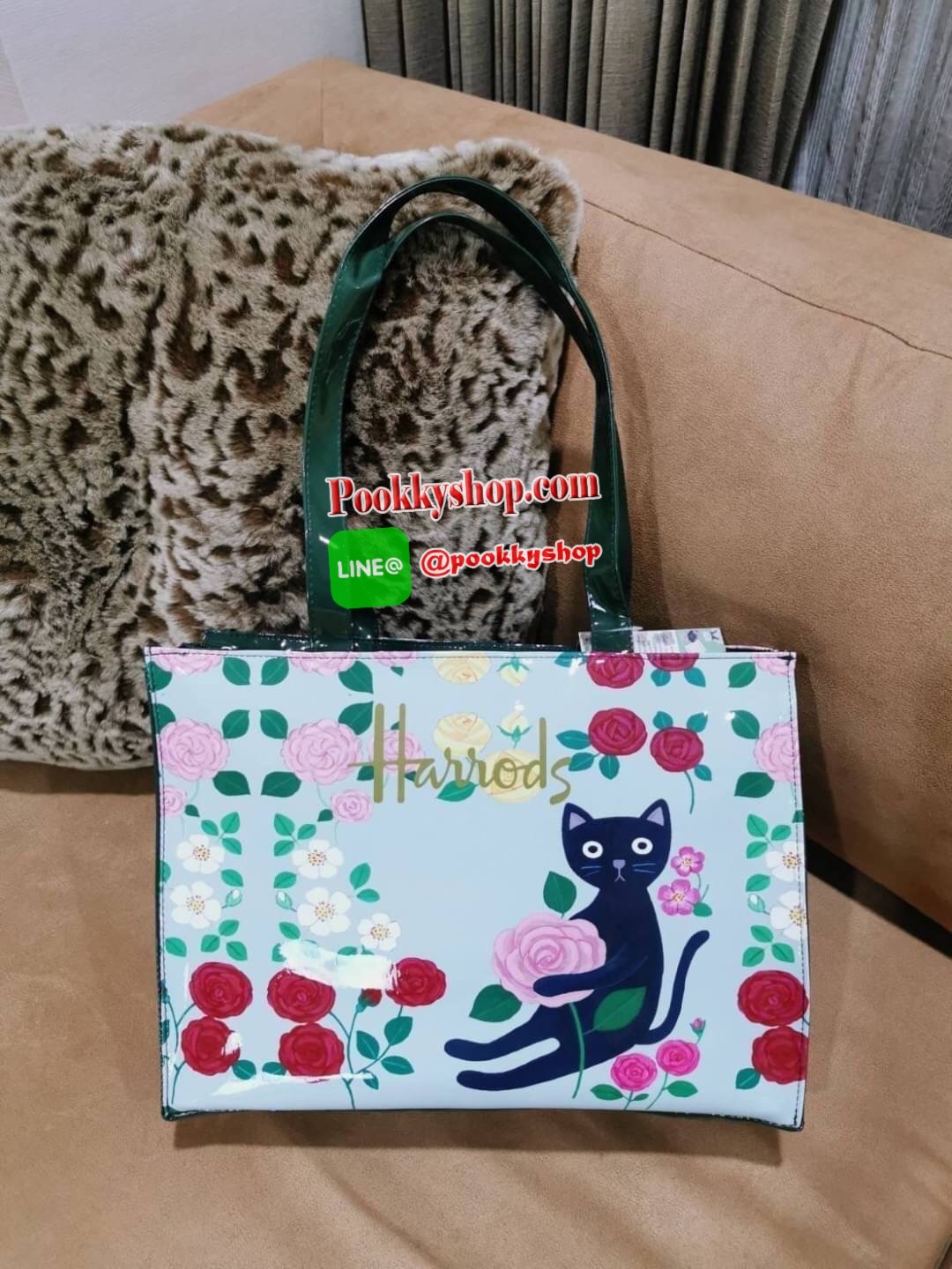 Restock พร้อมส่งแล้วค่ะ! Harrods London Top-handle Shopping Bag Large กระเป๋า Shopping Bag (Size L) แบรนด์ดังจากอังกฤษไอเท็มยอดนิยม PVC+Polyester 100% ของแท้ใบใหญ่ เนื้อหนาอยู่ทรง กันน้ำ แข็งแรง น้ำหนักเบา เปิดปิดด้วยซิปสะดวกใช้หัวซิปปั้มโลโก้แบรนด์อะไหล่