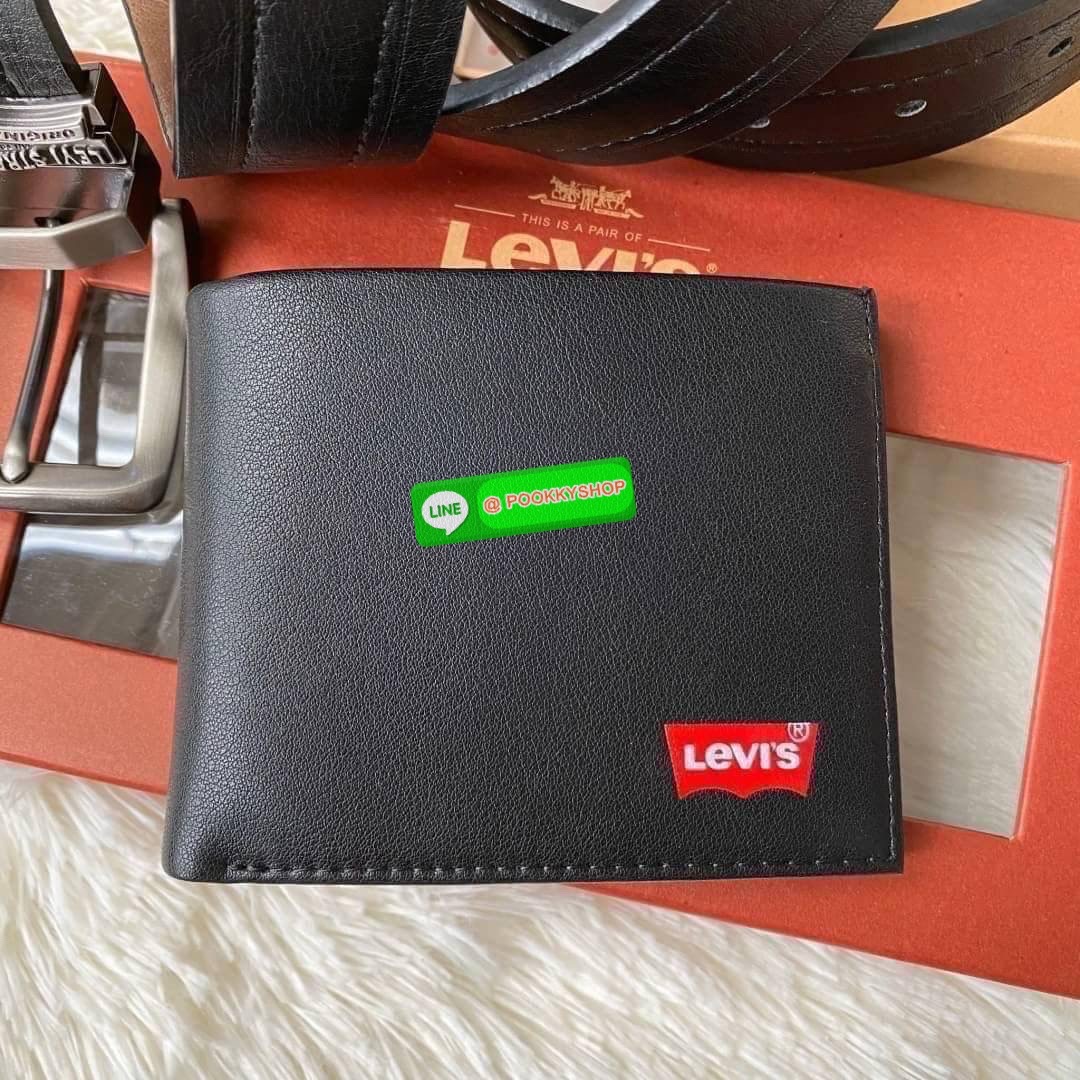 กระเป๋าสตางค์+เข็มขัด Levi's กระเป๋าด้านหน้าปั๊มโลโก้แบรนด์ด้านในมีช่องใส่บัตร และมีช่องใส่ธนบัตร 2 ช่อง ส่วนตัวเข็มขัด Levi's หัวเข็มขัดเป็นแบบลำลอง ด้านหน้าปั๊มอักษรแบรนด์ ตัวสายสีน้ำตาลดำ ด้านหลังปั๊มชื่อแบรนด์ มีแท็กป้ายติดตัวเข็มขัด