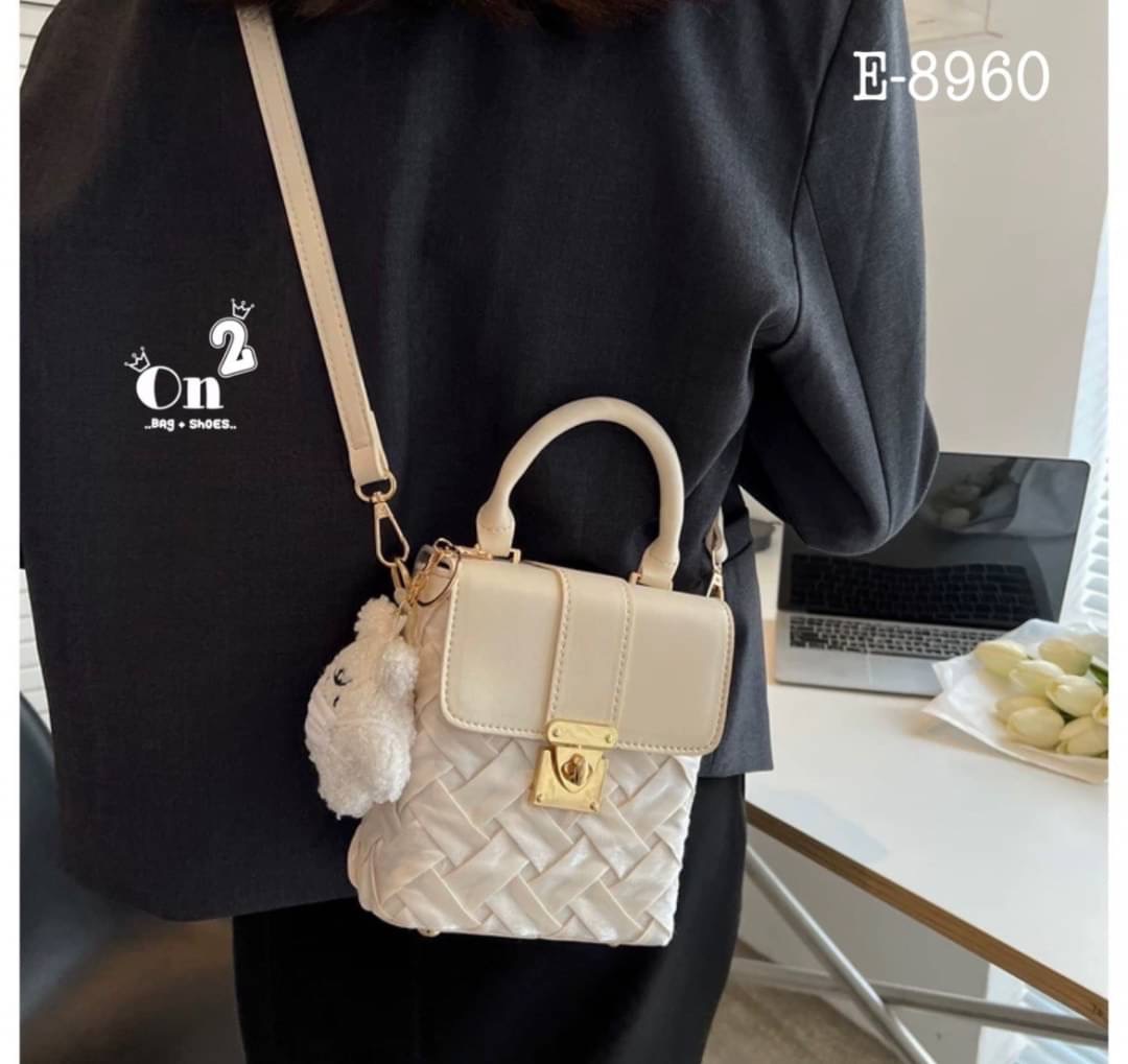 New arrivals กระเป๋าสะพายมาใหม่ ไซส์มินิดูตะมุตะมิน่ารักไปอีกจ้า ใส่โทรศัพท์ ใส่ของจุกจิก มาพร้อมพวงกุญแจ สายสะพายยาวครอสบอดี้