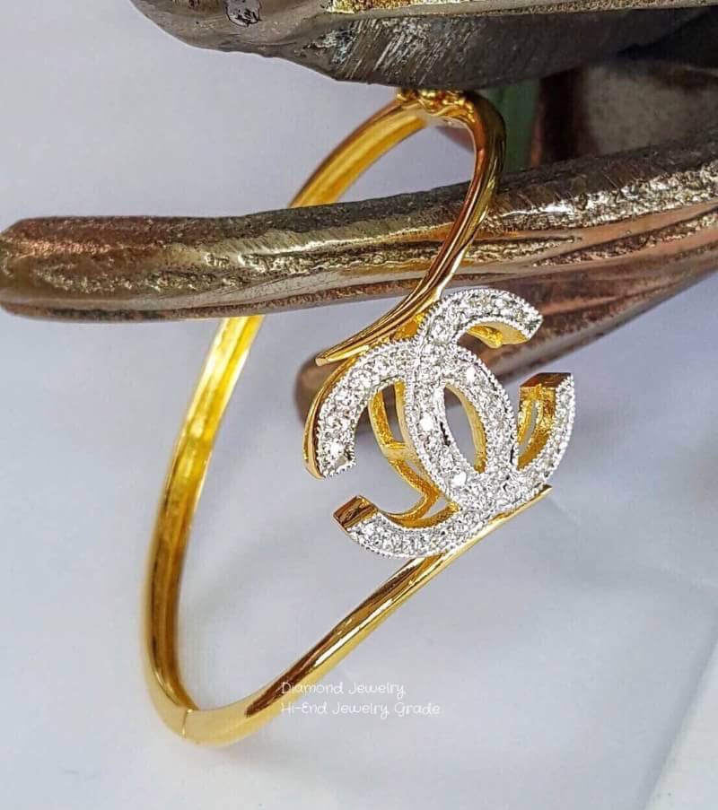 Chanel Bangle กำไลชาแนล งานทอง5 ไมครอน งานอย่างดีค่ะ ตกแต่งด้วยเพชรสวิส รับประกันคุณภาพเลยค่ะ รุ่นนี้ดีไซส์สวย ใช้แม่พิมจากร้านเพชรเลยคะ งานสวยมากกกก ใส่ออกมาสวย เหมือนใส่ทองแท้ค่ะแม่ค้าแนะนำอย่างแรงค่ะ สีของทองเป็นสี 24K สีเหมือนทองแท้ กำไลมีน้ำหนักไม่เบ