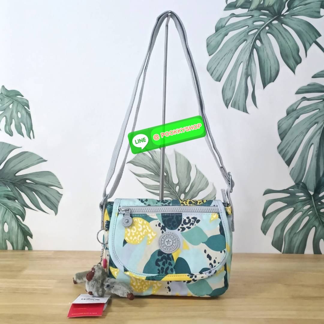 KIPLING SABIAN CROSSBODY MINI BAG กระเป๋าสะพายข้าง วัสดุ Nylon & Polyester 100% ขนาดเล็กกำลังน่ารัก เปิด-ปิดด้วยฝาปิดกระดุมแม่เหล็กและซิปแบรนด์ ด้านในทีแท็กแบรนด์