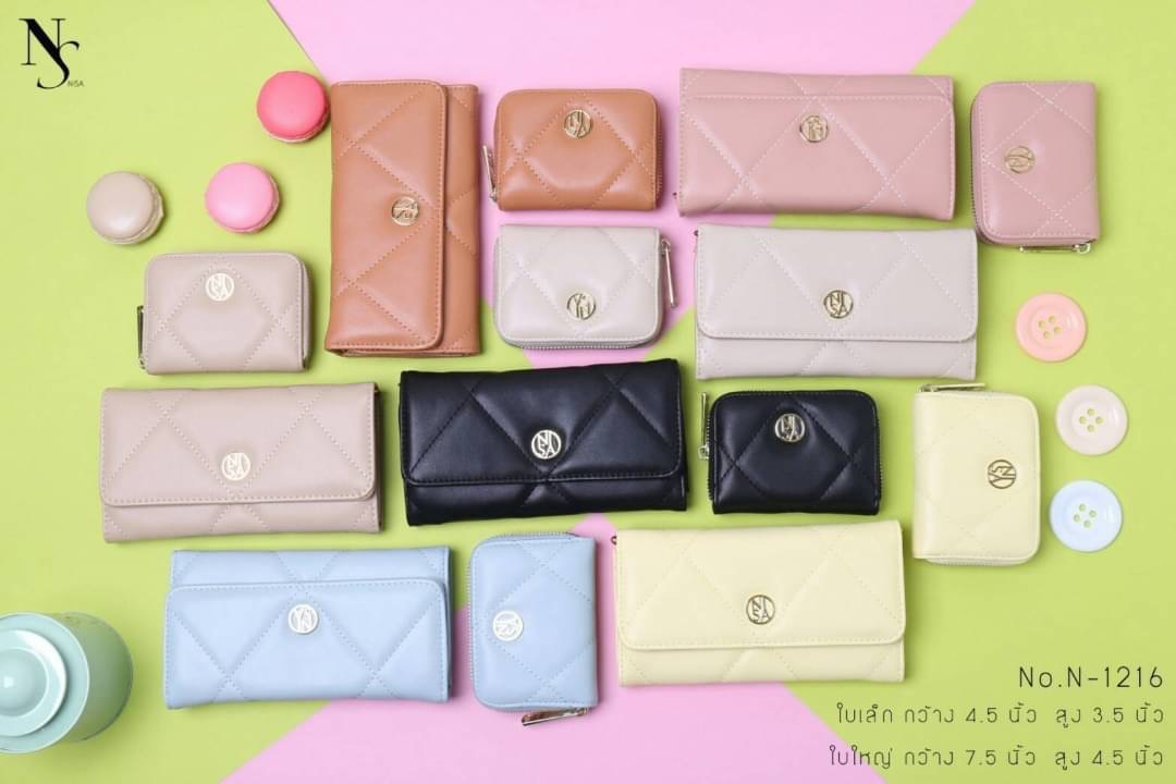 NISA Style My Authentic Brand มาแล้วค่ะ กระเป๋าสตางค์แบรนด์แท้ รุ่นขายดีที่สุด !!! NISA bag ~ ปังแน่นอน !!! จัด set 2 ใบ มาพร้อมกล่องแบรนด์ เลิศมากค่ะ ด้านหน้าและหัวซิปมีโลโก้แบรนด์ทุกใบ ภายในบุผ้าลายลิขสิทธิ์อย่างดี งานแลมป์ขึ้นเงา น้ำหนักเบามากค่ะ มาพร้