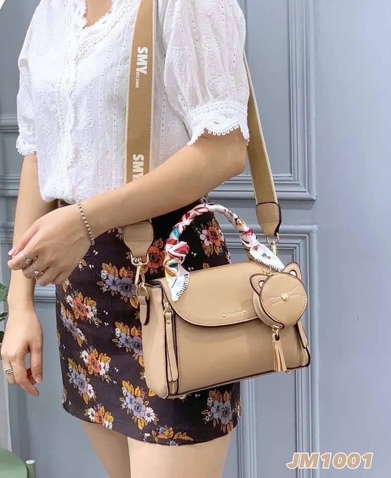 พร้อมส่ง!! กระเป๋าสะพาย Shumiya แบรนด์แท้ สุดน่ารักมาพร้อมกระเป๋าใส่เหรียญ น้องแมว น่ารักมากกก ขนาดกำลังพอดีน่ารัก มีสายสะพาย 2 สายให้เลือกใช้ได้ตามชอบ สายสปอต+สายหนัง ด้านหน้ากระเป๋าปั้มแบรนด์ ภายในกว้าง มี 2 ช่องใช้งาน จุของได้เยอะคะ หนัง pu อย่างดี งาน