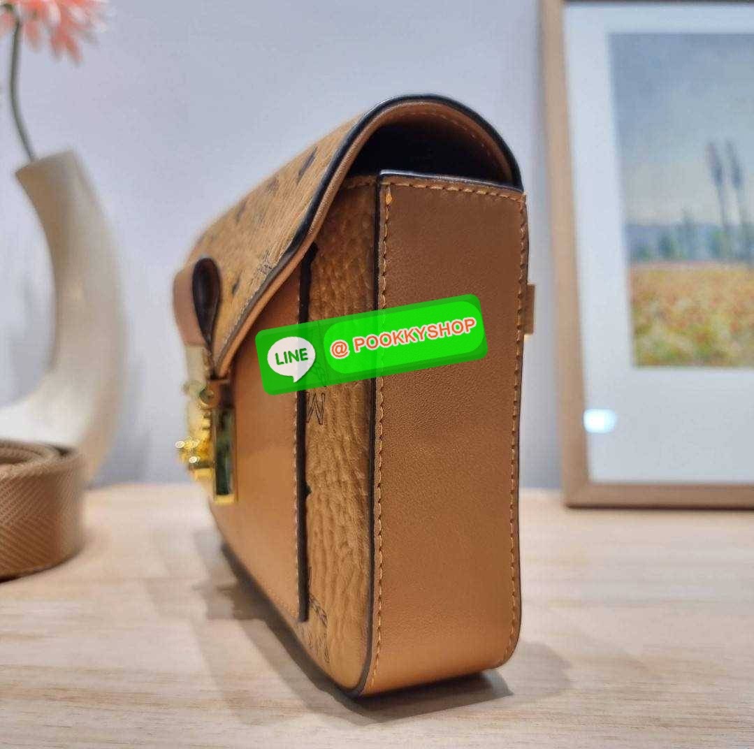 MCM SMALL MILLIE CROSSBODY IN VISETOAS กลับมาแน่นๆกับไอเท็มสุดฮิต!! ดาราเซเลปใช้กันเพียบ กระเป๋าสะพายข้าง ดีไซน์กึ่งสปอร์ต แต่แฝงความหรูในตัว ใช้งานง่ายด้วยขนาดที่พอเหมาะ และสายสะพายสปอร์ตที่สะพายคาดได้สะดวก จะสะพายข้าง สะพายแบบคาดอก ก็ดูดีไปหมด เปิด-ปิดด