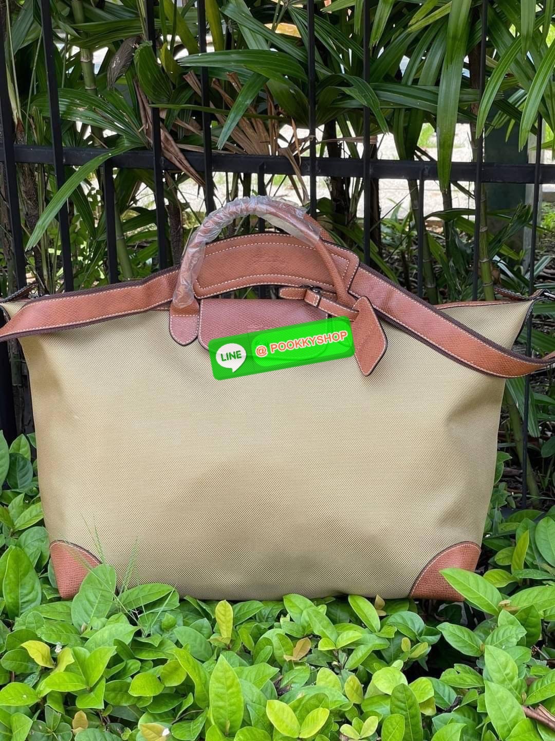 💕 LONGCHAMP BOXFORD TRAVEL BAG L กระเป๋าเดินทางขนาดใหญ่ มาพร้อมสายสะพายที่สามารถถอดได้ ให้คุณเลือกสะพายไหล่หรือถือได้ มีซิปรูดเปิดปิดกระเป๋าที่ให้คุณมั่นใจได้ว่าคุณจัดเก็บไอเท็มของคุณได้อย่างมิดชิด บ็อคฟอร์ด (BOXFORD) สะท้อนความเป็นเอกลักษณ์ของแบร