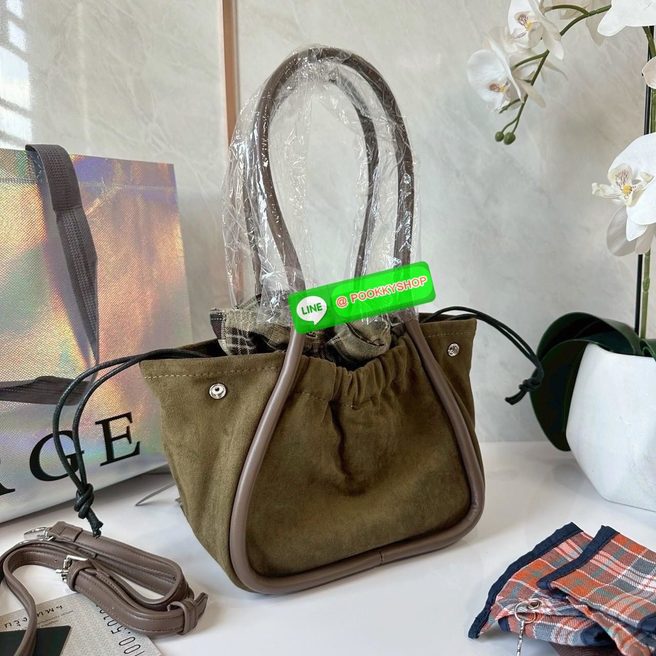 A Day Bag Mini’ in suede กระเป๋าหนังกลับเนื้อเนียน สายเกาหวานปนเท่ MERGE คอลเลกชันพิเศษ ดีไซน์เก๋พร้อมพวงกุญแจลายพิเศษ เข้าเซ็ตสุดคุ้ม!ใบเล็กสามารถ พกพาง่าย น้ำหนักเบา กระเป๋าหูรูดด้านใน ผลิตจากผ้าลายสก็อต ตัวกระเป๋ามี Snap ด้านข้าง ที่สามารถพับปีกกระเป๋า
