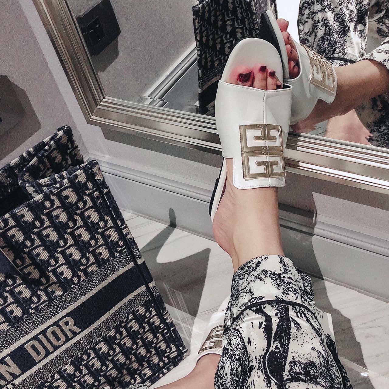 พร้อมส่ง ฮอตๆๆๆ เลยคะ ตัวนี้ เพิ่งมาคะ แตะ givenchy ตัวใหม่ล่าสุด รองเท้าแตะหน้าสวม หนังนิ่ม ทรงสวยมาก เก็บหน้าเท้าได้ดี สาวหน้าเท้ากว้างใส่ได้จ้า *งานปั้มแบรนด์ กล่องเรียบน๊า