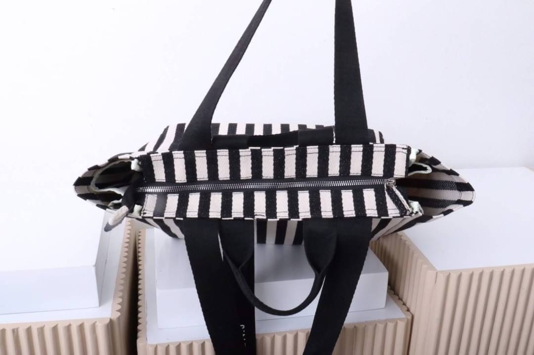 มาอีกรอบละจร้าาา 💥MJ ตัวใหม่ล่าสุด บอกเลยของมันต้องมี ใบใหญ่จุใจใส่ของได้จุกๆ ดีไซน์แบบ shopping bag ถือได้หิ้วได้ น่าร๊ากๆๆๆ เนื้อผ้าวัสดุอย่างดีและหนา มาตามคำเรียกร้อง...