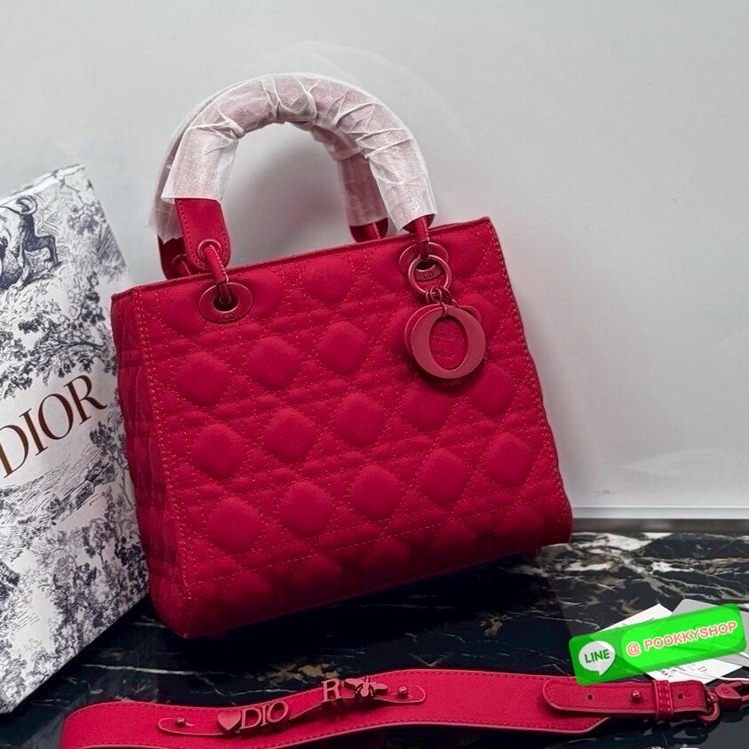 🕊️ พร้อมส่ง | Dior Medium Lady Dior Bag 25cm กระเป๋าสะพายทรงโท้ท ที่สุดของความเรียบหรูดูแพง น้อยแต่มากที่แท้ทรู ดีไซน์เรียบง่าย แต่แฝงไปด้วยความหรูหรา ทรงกล่องคลาสสิค โดดเด่นด้วยพวงกุญแจอะไหล่โทนสีเดียวกับกระเป๋า เป็นเอกลักษณ์ด้วยลายเส้นซ้อนทับสวย