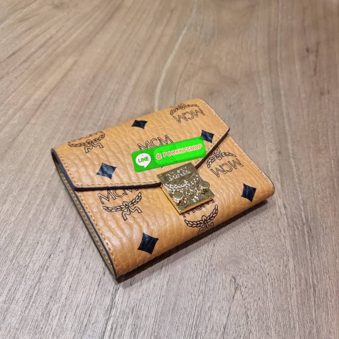 MCM PATRICIA THREE-FOLD WALLET IN VISETOS ดีไซน์ใหม่ กระเป๋าสตางค์ใบเล็ก รุ่นฝาพับ unisex ใช้ได้ทั้งหนุ่มๆและสาวๆน้า ใช้งานง่าย ด้วยกระดุมโลโก้ พกพาง่าย วัสดุหนังแคนวาสคุณภาพดี ภายในเป็นหนังแท้ นิ่ม สวย ใส่บัตรได้เยอะ ใส่ธนบัตรได้ทุกชนิด👍👍
