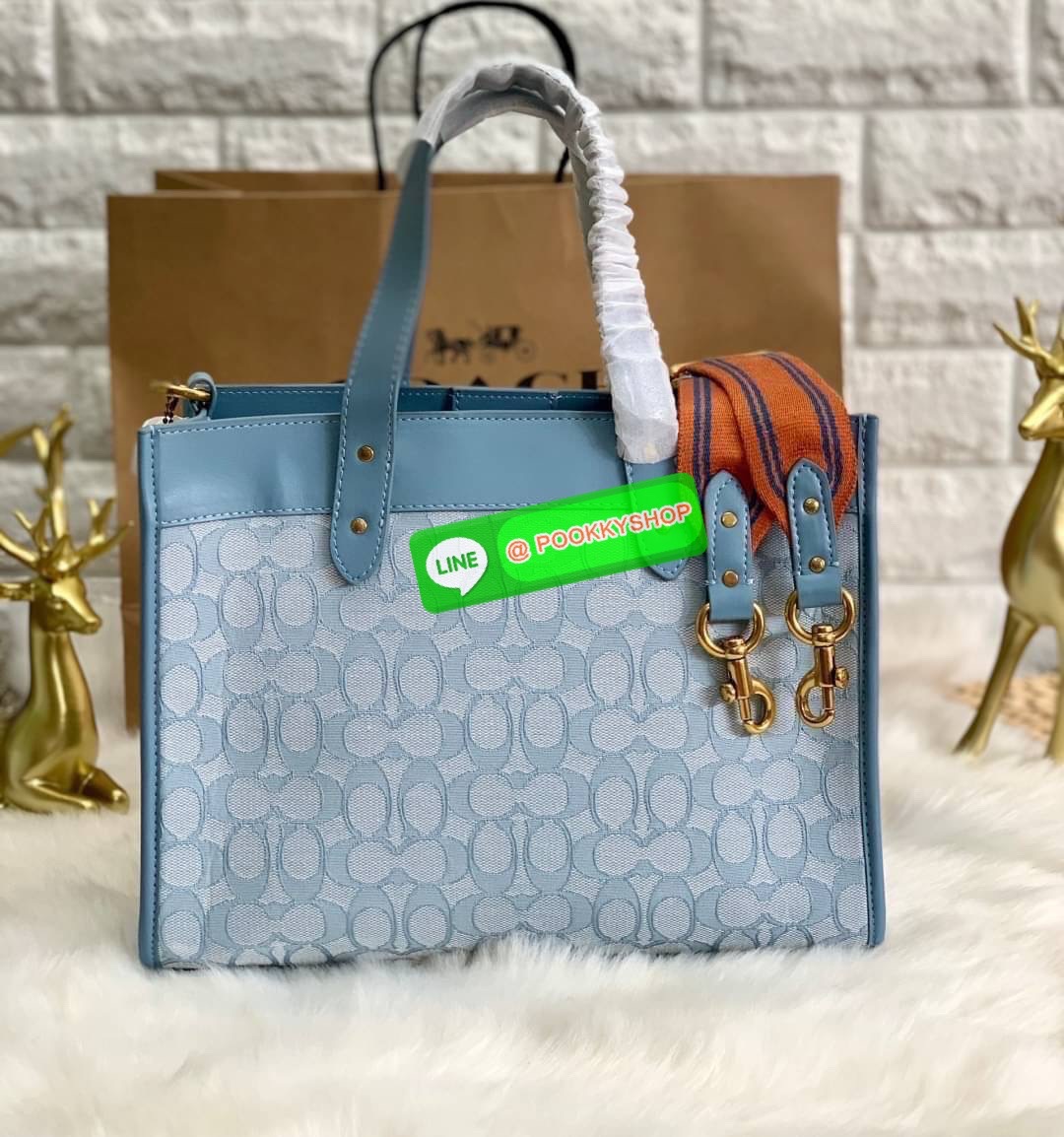 COACH TOTE FIELD JACQUARD BAG ((C3282)) กระเป๋าหิ้ว//สะพายข้าง JacquardลายC+หนังแท้ สวยงามลงตัวมากๆค่ะ ปากกระเป๋าเปิดปิดแบบกระดุมแม่เหล็ก ภายในกว้าง สาวๆที่สัมภาระเยอะบอกเลยเหมาะมากค่ะ