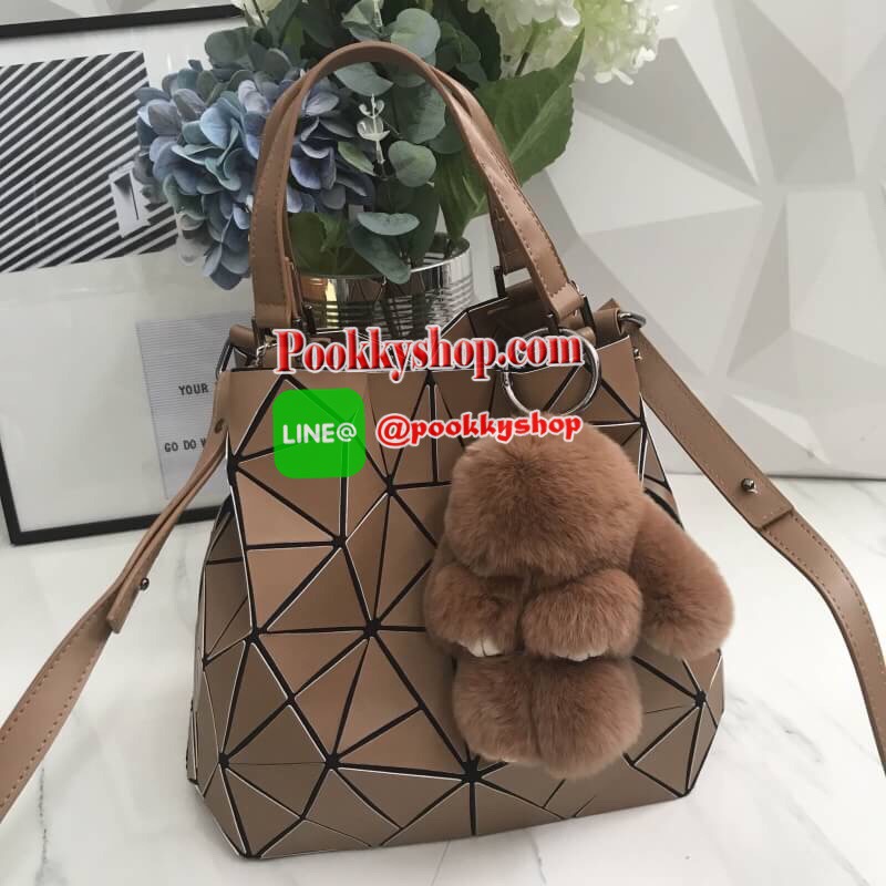 2 สีเข้าใหม่ Coffee brown และ Metal grey Tone สี earth tone สุด classic ที่ แมทช์กับชุดง่ายมาก แถมยังลาย Limited edition หายาก ปรับทรงได้ 2 แบบ น่ารักมาก ค่า กระเป๋า จากแบรนด์ David Jones กระเป๋าสะพายข้างดีไซน์เกร๋มาก สีสวยหรูมาก ขนาดกำลังดีเลย น้ำหนักเบา