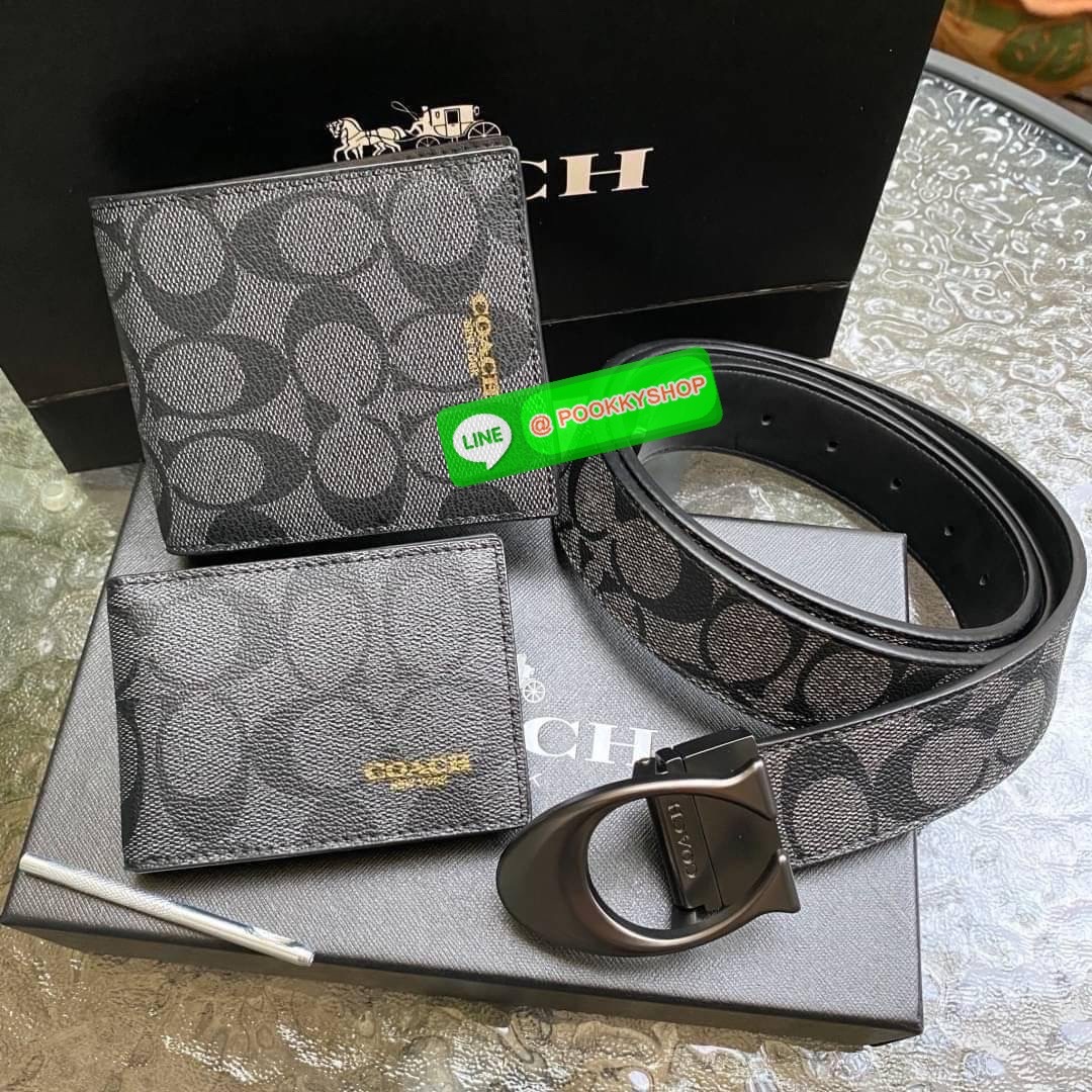 COACH Short Wallet with Belt Set Signature เซทสุดคุ้มค่ะได้ทั้งเข็มขัดและกระเป๋าสตางค์แบบพับ 2 ตอนมีช่องใส่รูปใส่บัตรใส่ธนบัตรแยกเป็นสัดส่วนเหมือนกระเป๋าสตางค์ใบยาวคุณภาพดีตามแบบฉบับของแบรนด์ มาในกล่องแบรนด์สามารถมอบเป็นของขวัญได้ ไอเท็ม Must Have ใครไม่ท