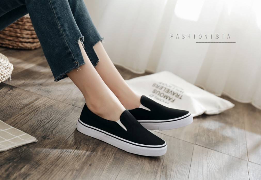 สลิปออนแบบมาใหม่ ใส่สบาย คล่องตัว พร้อมส่งค่ะ รองเท้าแฟชั่นชิคๆ ทรงเบสิค ฮิตตลอดกาล วัสดุผ้าแคนวาสเนื้อหนานุ่ม กระชับเท้า แต่งขอบยางยืดด้านข้าง เน้นความสบายในการสวมใส่ พื้น 1นิ้ว ใส่ง่ายเดินไม่เมื่อย ดีไซน์เรียบง่ายใส่แมชเสื้อผ้าได้ทุกแนวจ้าา มีไว้ได้ใช้แ