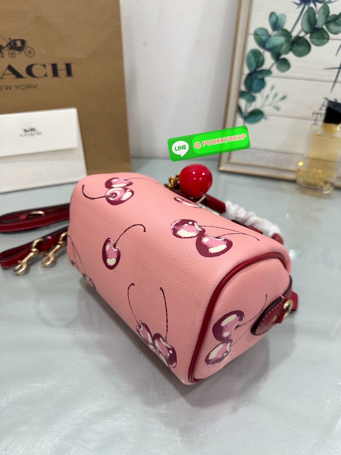 🍒 Coach CY745 – Mini Rowan Crossbody Bag With Cherry Print ใบจิ๋วแต่น่ารักที่สุดในโต๊ะวันนี้ สดใสขี้เล่น สะพายเมื่อไหร่…ก็น่ามองเสมอ “หวานแบบเด็กผู้หญิง สดใสแบบผู้หญิงเก่ง และซ่อนความขี้เล่นไว้ในใบเดียว”Coach Mini Rowan รุ่นพิเศษพิมพ์ลาย Cherry ทั