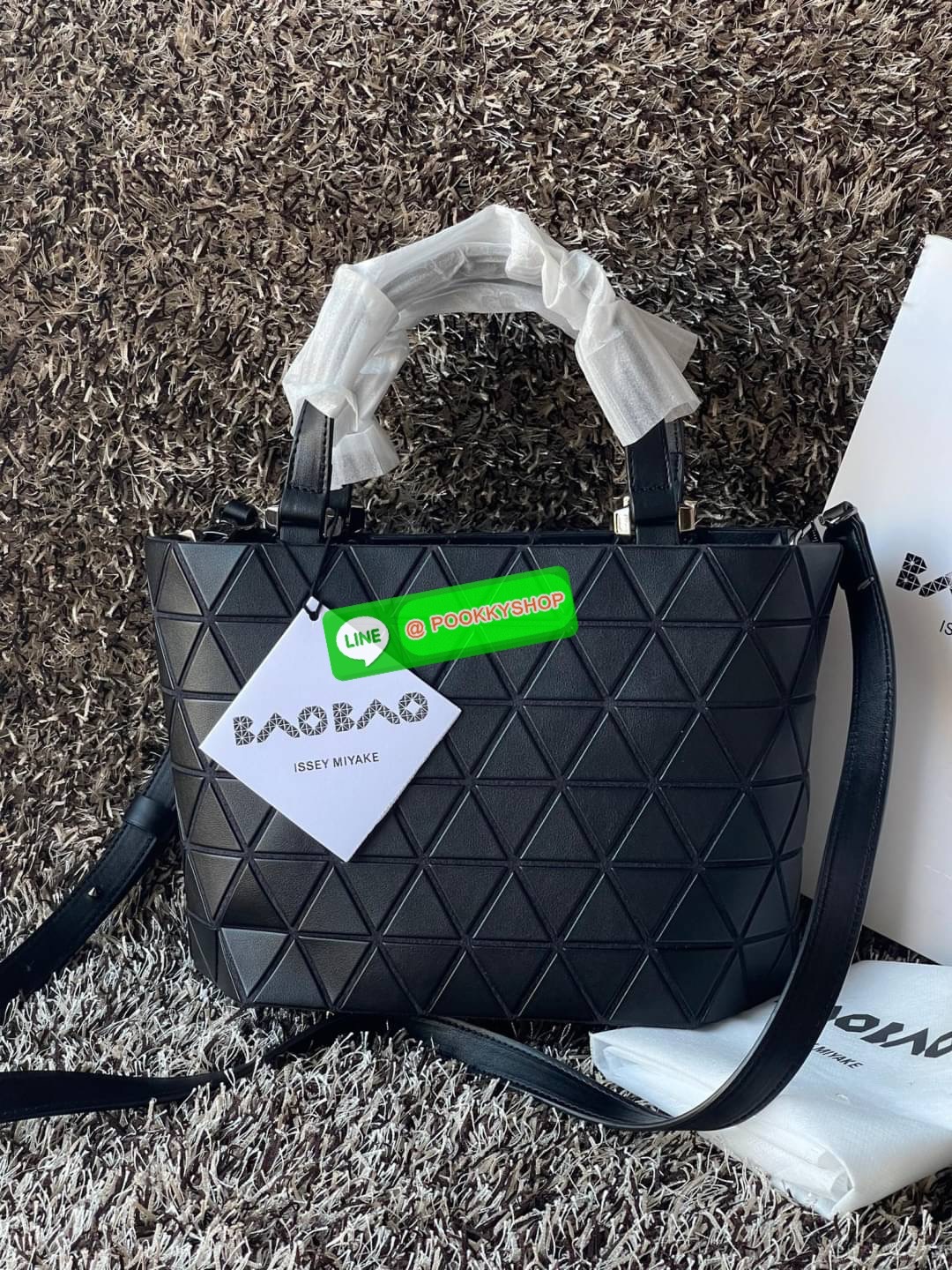 💕BAO BAO ISSEY MIYAKE MATTE CRYSTAL SMALL TOTE เป็นกระเป๋าทรงโท้ทที่มีความพิเศษด้วยการออกแบบแผ่นสามเหลี่ยมแบบใหม่จัดเรียงต่อกันในแนวตั้งเสริมกระเป๋าให้ดูหรูหรา ทันสมัย และดูมีเอกลักษณ์เป็นของตัวเอง อีกทั้งยังมีโครงสร้างฐานตาข่าย นอกจากช่วยให้กระเป