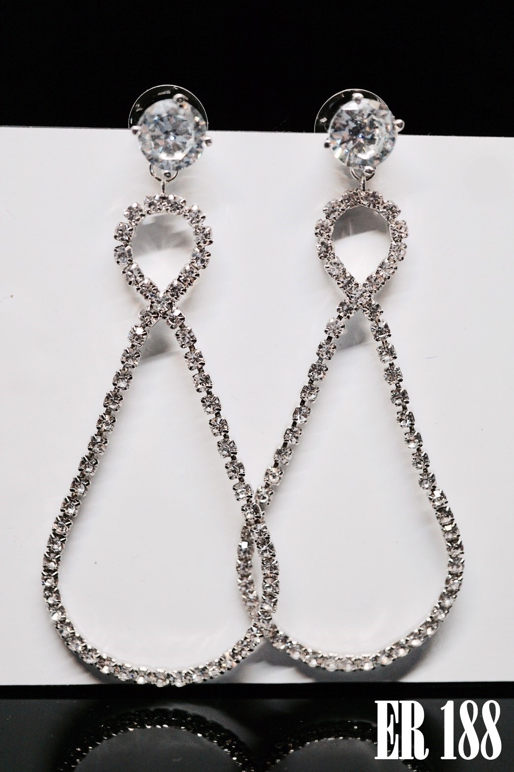 ต่างหูแบบห้อยยาว ประดับเพชรเรียงลาย อินฟินิตี้ ตามแบร์นดัง ดาราใส่เพียบ ตัวเรือนชุบทองขาว เก๋ๆ