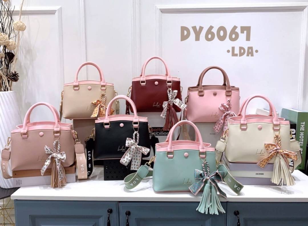 LDA BAG รุ่นใหม่ ทรูโทน งานสวยมาก!! แบรนด์แท้ 💯 หนังสวย สไตล์เรียบหรูดูดี ด้านหน้าปั้มแบรนด์ LDA ภายในกว้าง มี3 ช่องใช้งาน ใบใหญ่จุของได้เยอะมาก ดีไซส์ทรงสวยเก๋ มี 2 สาย สายสปอร์ต/สายหนัง ถือได้/สะพายได้ สายหนังปรับระดับได้ แบบสวย ทรงคลาสสิค สีสวย