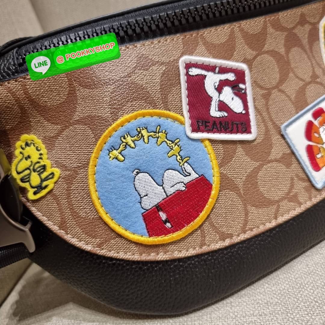 COACH C4028 COACH x PEANUTS WARREN BELT BAG IN SIGNATURE CANVAS WITH VARSITY PATCHES กระเป๋าคาดอกไซส์ใหญ่ คอลเลคชั่นยอดฮิต!! เป็นรุ่นสุดยอดของความคลาสสิค ขนาดสะพายกำลังเท่ คูลๆ ใช้งานง่าย ได้ทั้งหนุ่มๆและสาวๆ วัสดุหนังแคนวาสเคลือบลายสลับหนัง pepble น่าใช้