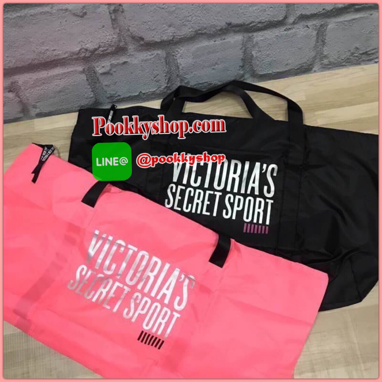 VICTORIA'S SECRET SPORT TOTE GYM BAG กระเป๋าถือเดินทางใบใหญ่สไตล์สปอร์ต วัสดุไนล่อนเนื้อดี ภายในกว้าง จุสัมภาระได้เยอะ น้ำหนักเบา ด้านหน้าและหัวซิปสกรีนโลโก้แบรนด์ เปิดปิดด้วยซิปเดียวสะดวกใช้งาน พกพาสะดวก ออกทริป เล่นยิม เล่นโยคะ สัมภาระเยอะแค่ไหนก็ห