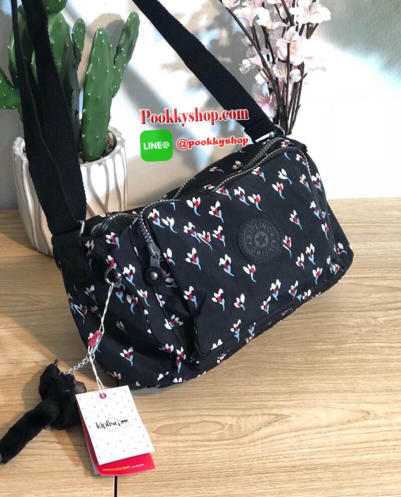 Kipling Reth กระเป๋าสะพายทรงสวย รุ่นยอดนิยมเลยค่ะ สายสะพายปรับระดับสั้น-ยาว เป็นกระเป๋าสะพายเฉียงลำตัวได้ค่ะ ช่องซิปเยอะค่ะ ใส่ของได้เป็นสัดส่วน จุสัมภาระได้ดีเลยค่ะ ทรงสวย สะพายน่ารักมาก ห้ามพลาดเลยค่ารุ่นนี้