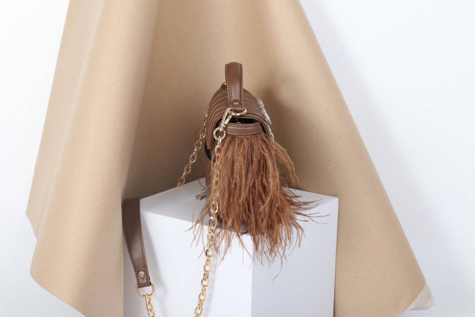 มาอีกรอบละจร้าาา มากี่รอบก็ไม่เคยพอขาย ใครรออยู่จับจองกันได้เลยจร้า Tui bag งานสวย เพชรงดงาม ขนฟูฟ่อง สวยไม่มีที่ติเลย ดูหรูหรามีราคามากที่สุด มีสายโซ่สะพายยาวเพิ่มความแมทกับกระเป๋า ให้ดูดีได้อีก รีบจัดเลยน้าาาทา