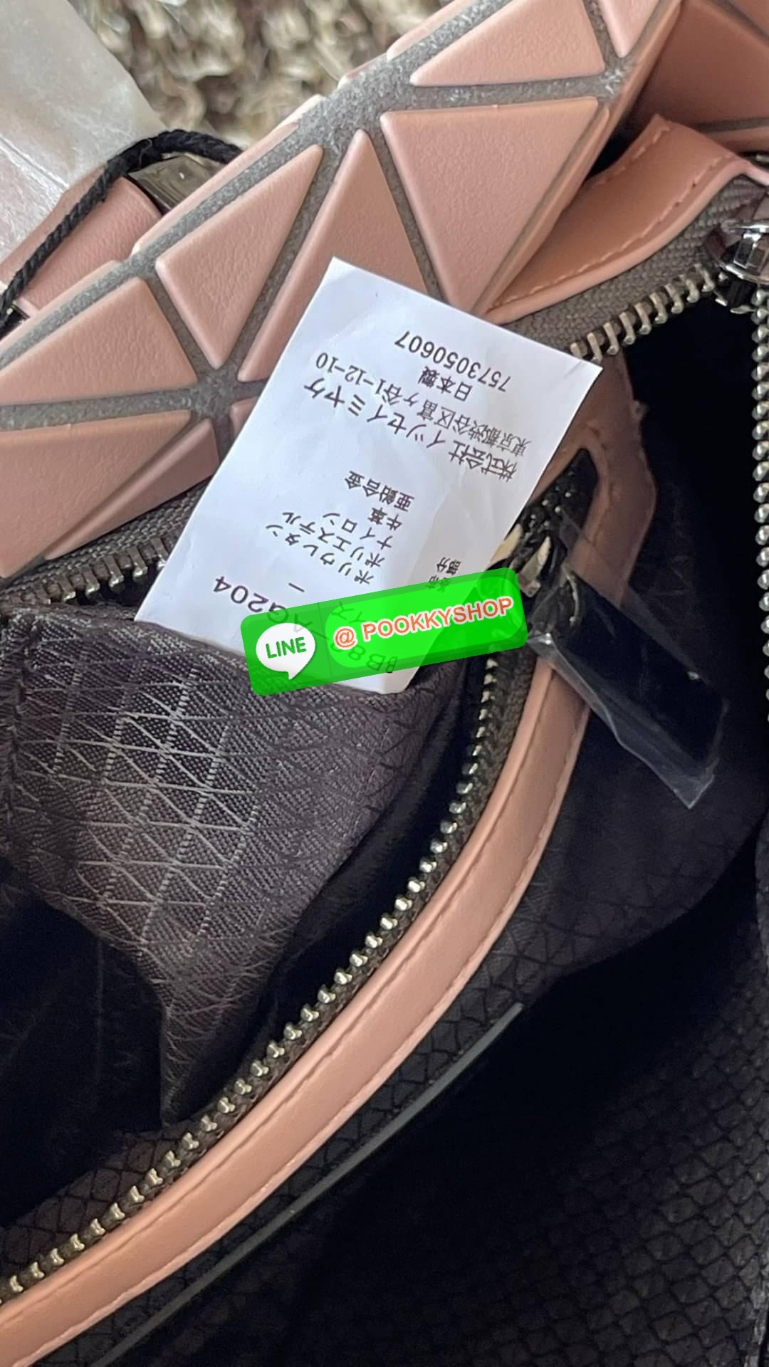 *Small BAO BAO ISSEY MIYAKE TONNEAU เป็น ซีรีย์ที่มีเอกลักษณ์เฉพาะตัว ด้วยแผ่นสามเหลี่ยมที่มีสัญลักษณ์เท่ากันทุกด้าน และยังผสมผสานงานดีไซน์ อันสง่างามเท่ากับฟังก์ชั่น การใช้งานสุดพิเศษ โดยมีจุดเด่นที่ซิปด้านบน สำหรับเปิดปิดและมีสายสะพายไหล่ ที่สามารถถอดออ