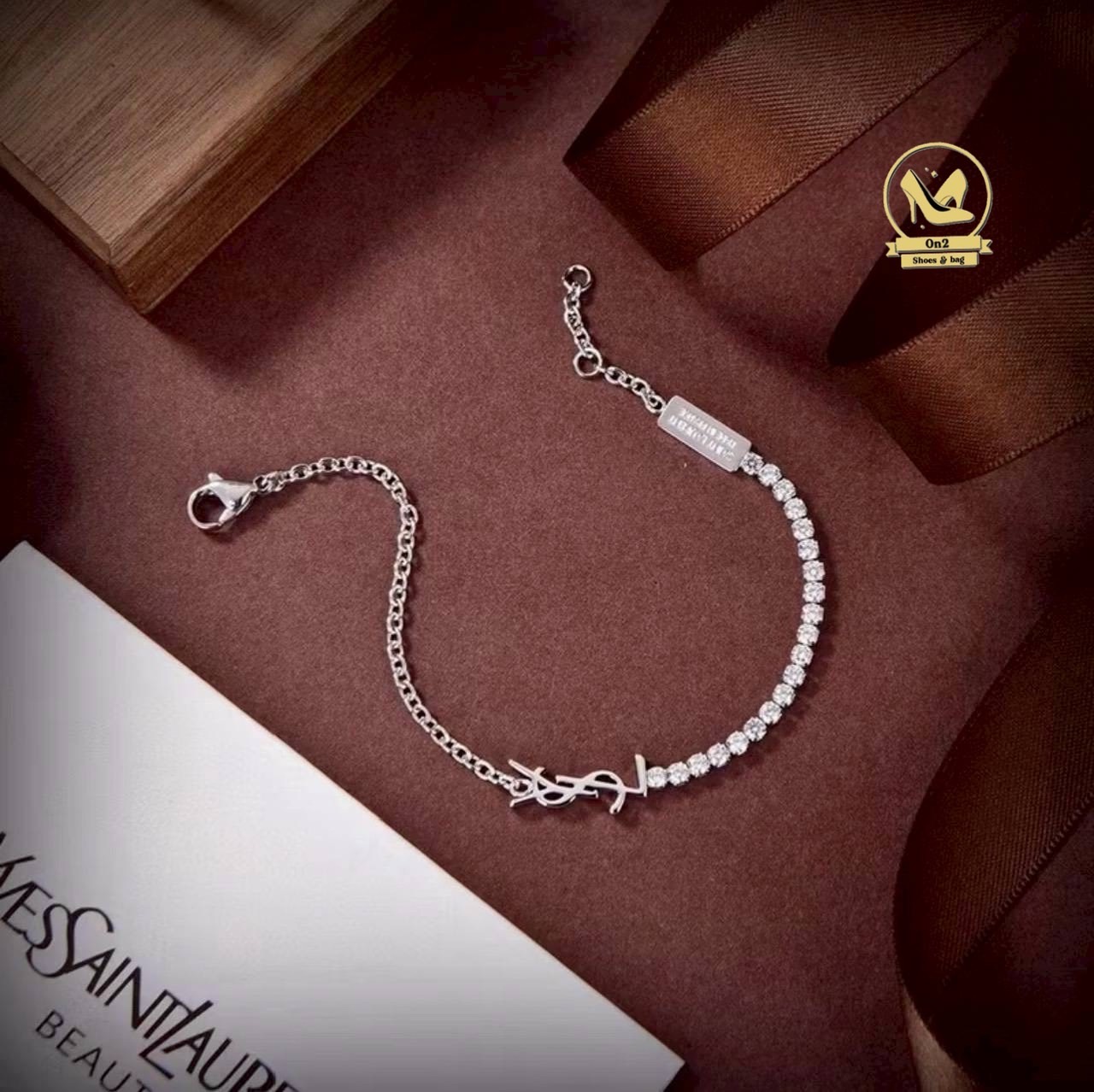 สร้อยข้อมือ YSL อัปลุคสวยรุ่นฮิต ที่ควรมีไว้ครอบครอง ใส่แล้วปังมากช่วยเพิ่มรายละอียดให้การแต่งตัวของคุณเป๊ะขึ้น 😚งาน Must-Have ที่ต้องมีสักเส้นนะคะ