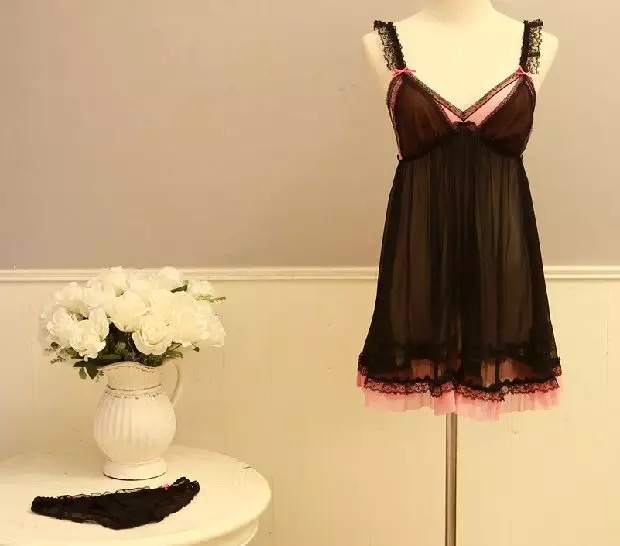 ชุดนอน ซีทรู เกรดPremium สินค้าส่งออกญี่ปุ่น สี ดำ แต่งซับสีชมพูอ่อน ช่วงอกและชาย แต่งระบายขอบทั้งชุด เนื้อผ้าหรู คุณหนูตามภาพเลยคะ +กางเกงในแต่งระบายสุดหรูเข้าชุดคะ ขนาดFree Size