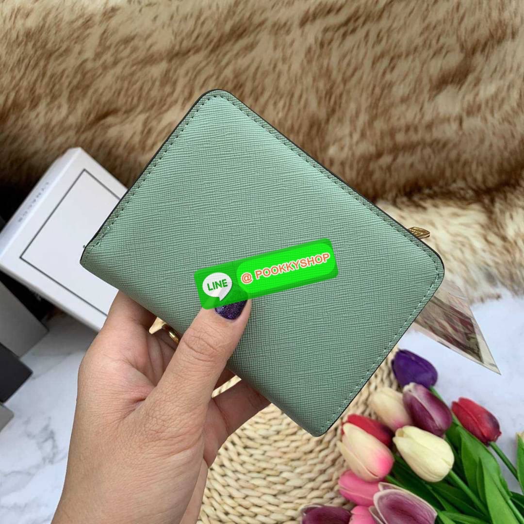 Lyn Wallet กระเป๋าตังLYN ขนาดใบกลาง ด้านหน้าติดโลโก้แบรนด์ ด้านในมีช่องใส่บัตร8ช่อง ช่องใส่ธนบัตรและช่องซิบแยกใส่เหรียญ ตัวจับซิบปั๊มแบรนด์ ใครกำลังมองหากระเป๋าสตางค์สีเรียบๆชิคๆแนะนำค่ะ