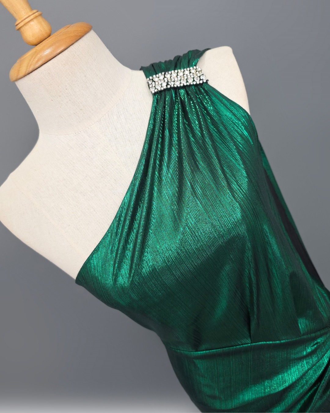 เดรสแฟชั่น แม็กซี่เดรสเสื้อไหล่เดียวทรงเข้ารูป มีผ้าเครปด้านหลัง กระโปรงทรงสอบผ่าหน้าขา