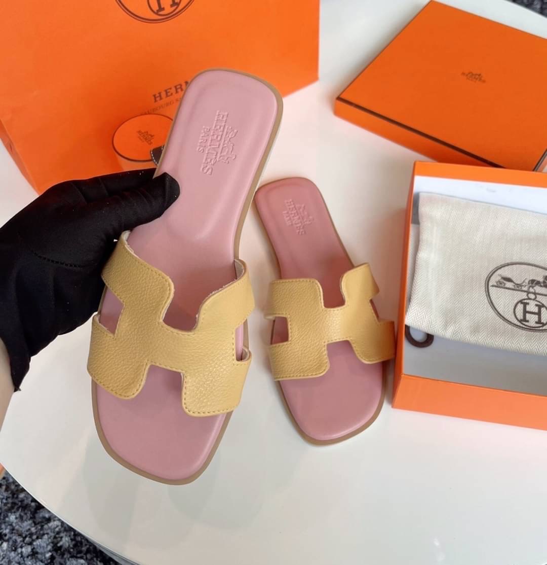 พร้อมส่ง รองเท้าแตะ Hermès สีพาสเทล ตัวใหม่ล่าสุด สีน่ารักมากกทุกสี คัดสีออกมาแล้วแมสที่สุด ให้เข้ากับเท้าสาวๆ ขับผิวมากคะ พื้นปั้มแบรนด์