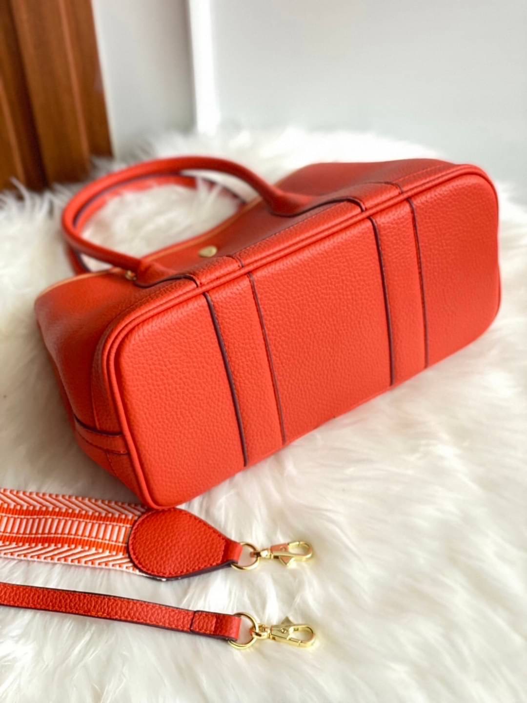 Restock อีกครั้ง รุ่น GD 30 cm หนัง PU premium Soft togo หนังนุ่ม สวยมากก จุของได้เยอะสุดๆ ภาพในสวยหรูบุเป็นผ้า Canvas ประกบฐานด้วย PU premium งานคัตติ้งสวยมาก มาพร้อมกับเซตกระเป๋าผ้า Canvas อีก 1 ใบ และสายสะพาย 2 เส้น คุ้มมสุดด