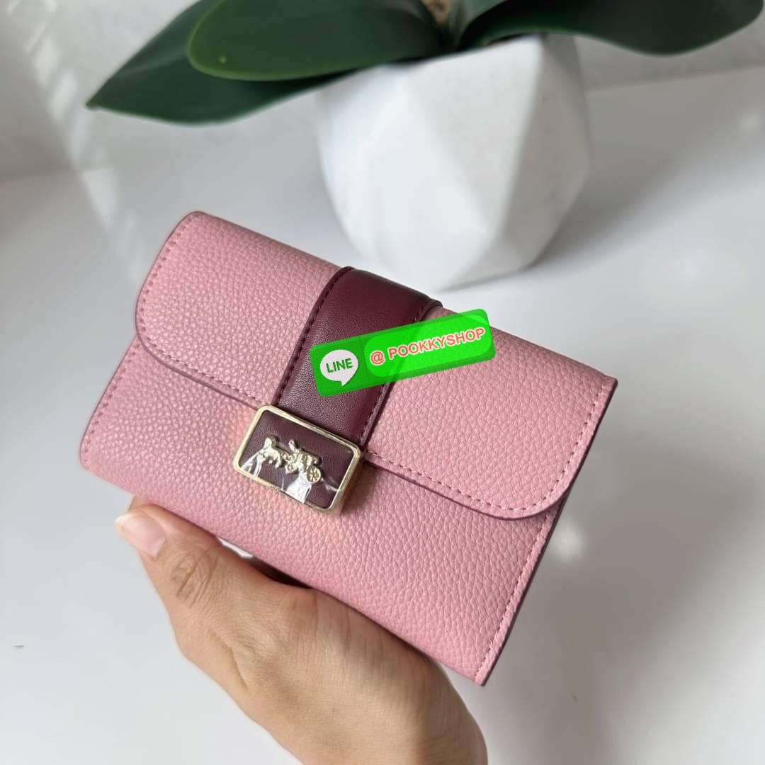 Coach Medium Grace Wallet (Cl421) 🔖กระเป๋าสุดหรูใบกลาง ขนาดกำลังดีกระทัดรัด 🔖วัสดุ : pebble leather 🔖ภายในมีช่องใบบัตรเครดิต 6 ช่อง มีช่องใส่เหรียญแยก สามารถใส่ธนบัตรแบงค์พันได้คะ