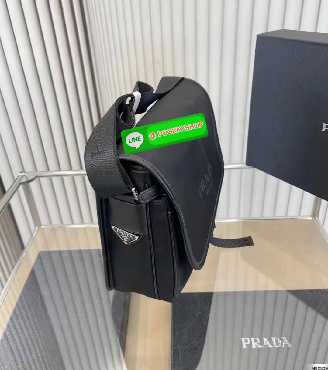 Prada Nylon Crossbody Box Bag พร้อมส่งรุ่นใหม่ New Arrival จากแบรนด์Prada ทรง Messenger ทรงยอดฮิตของคุณผู้ชายเลยค่ะ วัสดุทำจากผ้าNylon อย่างหนา กันน้ำได้คะ มีโลโก้แบรนด์อยู่ข้างหน้า ตัวกระเป๋าอยู่ทรง อะไหล่เงินทั้งใบ ด้านในบุผ้าลายแบรนด์อย่างดี เปิดปิดด้ว