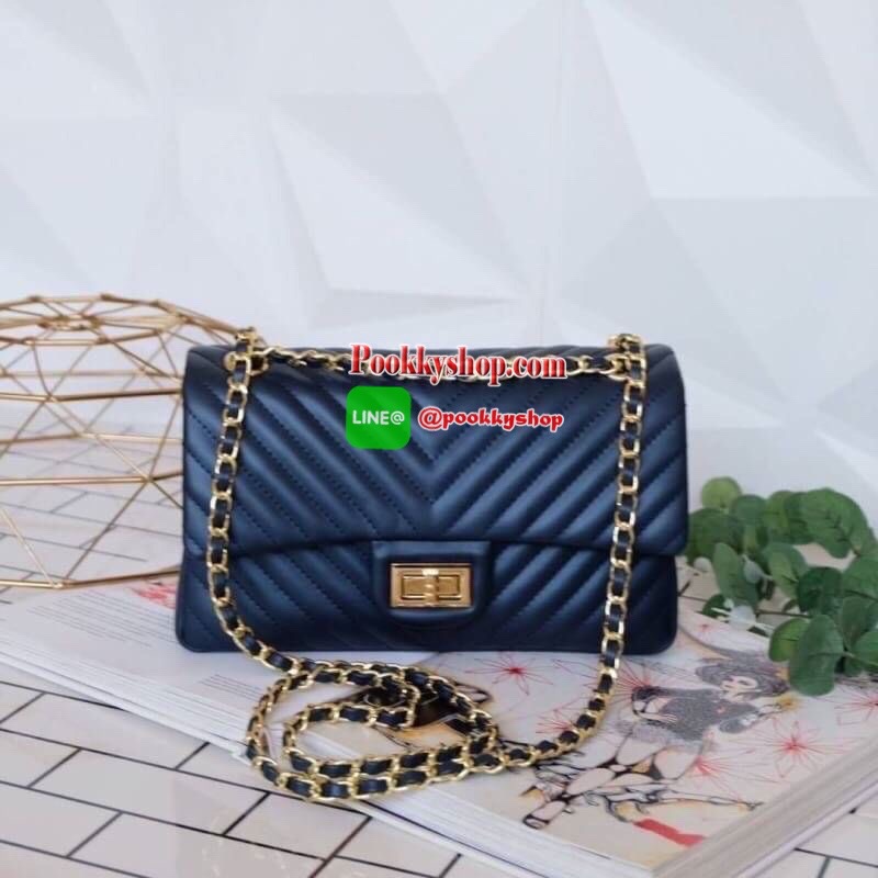 มาเพิ่มละค่า งาน Best Seller พร้อมสีใหม่สวยๆ มาให้เลือกเพิ่มอีก 2 สี !! KEEP รุ่น shoulder chevron chain handbag สวย หรู มากๆ เลยน๊า กระเป๋าอยู่ทรง หนังตัวใหม่ Microfiber สวย ทนกว่าเดิม ตัวกระเป๋าเย็บประณีต สายโซ่ปรับ สั้น ยาวได้คะ ภายในสีแดง มีช่องใส่ของ